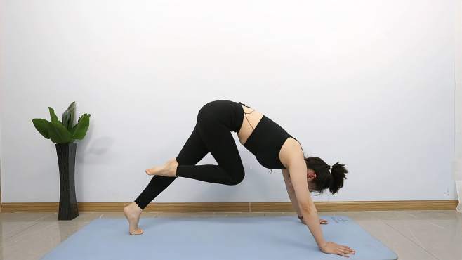 瑜伽常用的体式下犬式，锻炼柔韧性快速瘦腿，增强腰腹部力量